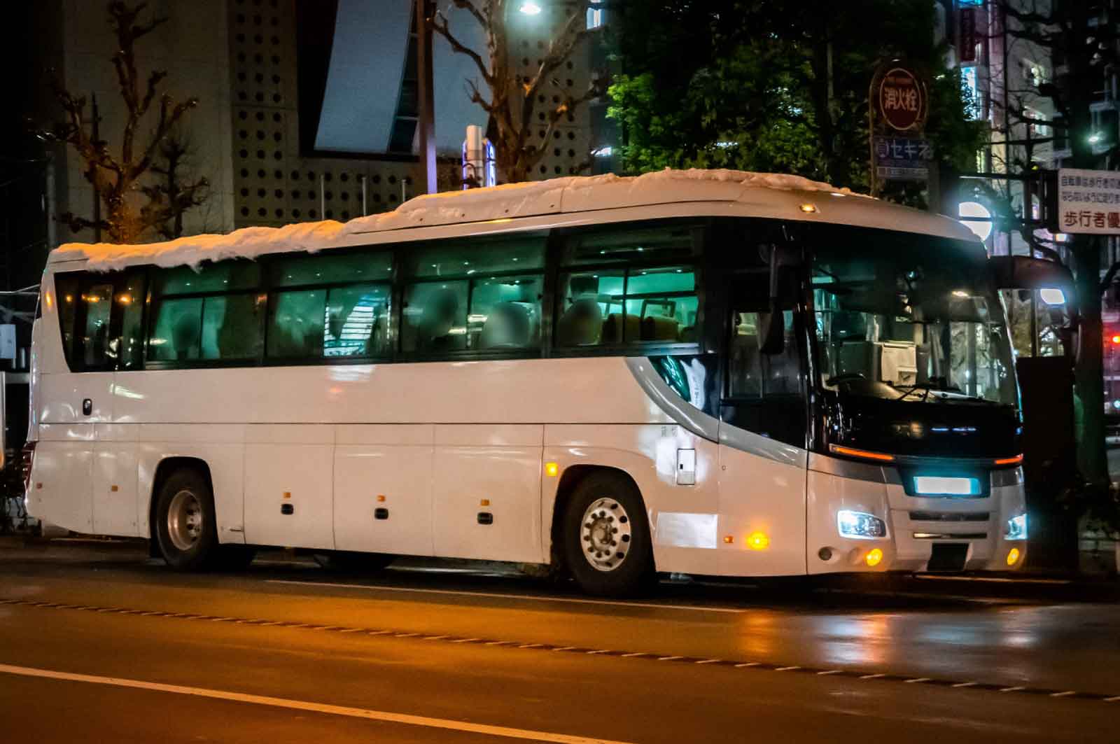 街を走る深夜バス