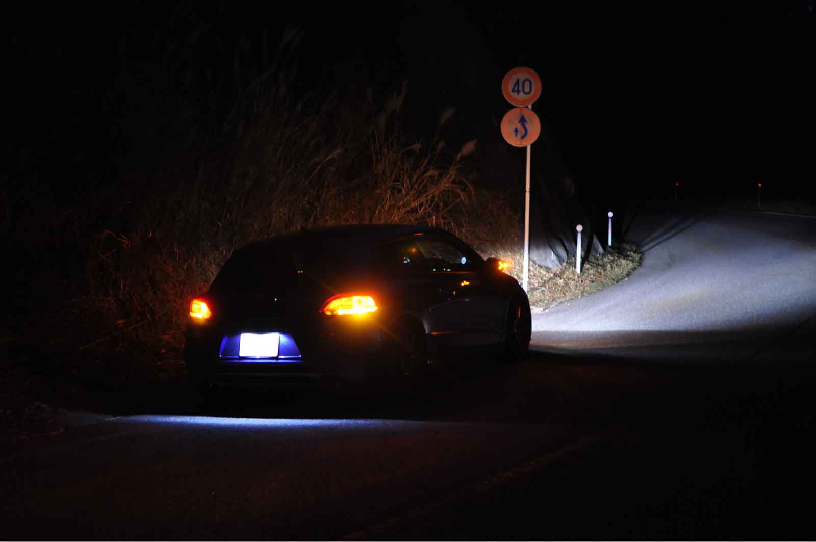 夜の山道を走る車