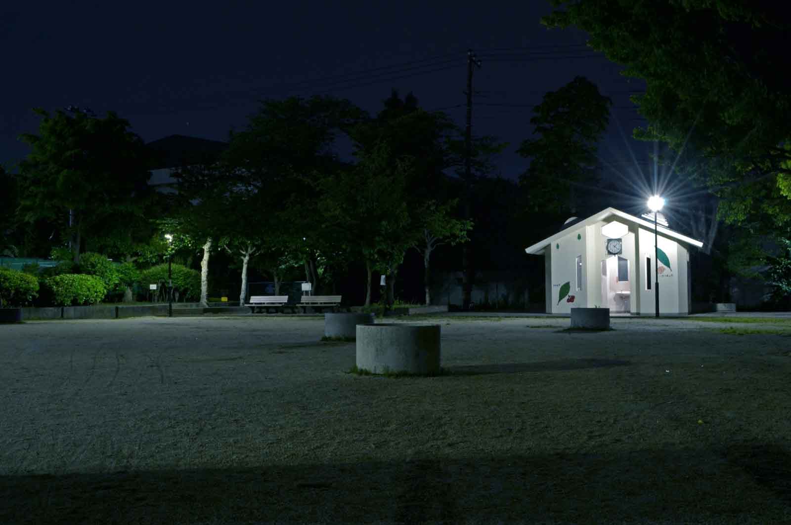 深夜の公園の公衆トイレ